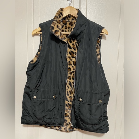 NWOT Reversible faux fur leopard/black vest - Picture 2 of 13